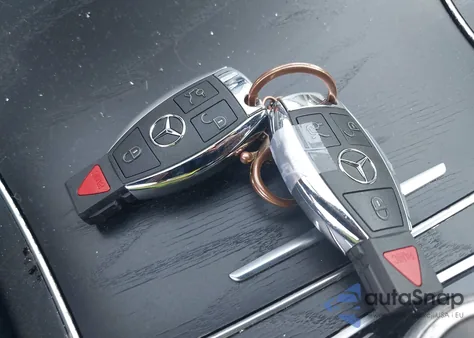 2018 Mercedes-Benz C 300 4Matic z USA, uszkodzony, nr VIN 55SWF4KB3JU278651